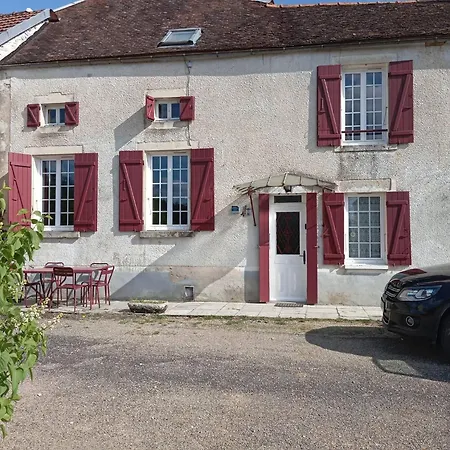 Ferienhaus Charming 4-bedroom House Near Burgundy Canal *
