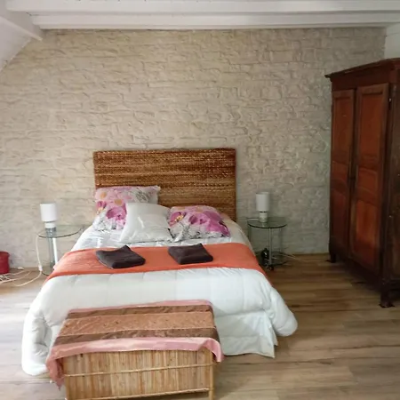Charming 4-bedroom House Near Burgundy Canal Ferienhaus
